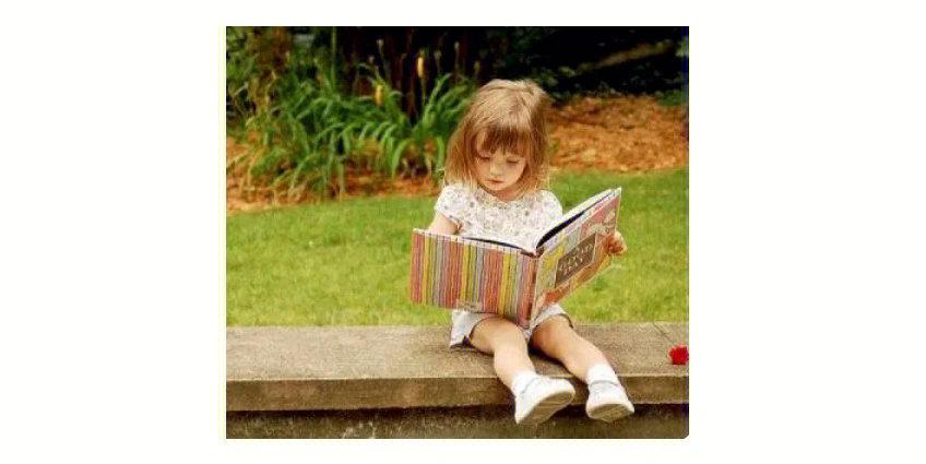 看书的小孩简笔画 坐着看书的小孩简笔画