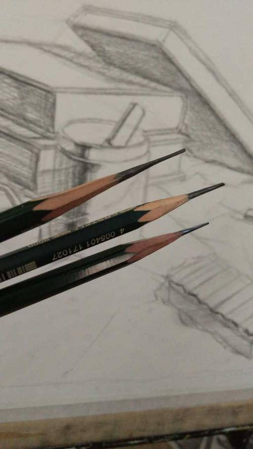 画素描的铅笔 画素描的铅笔末端有个标记是由什么组成的