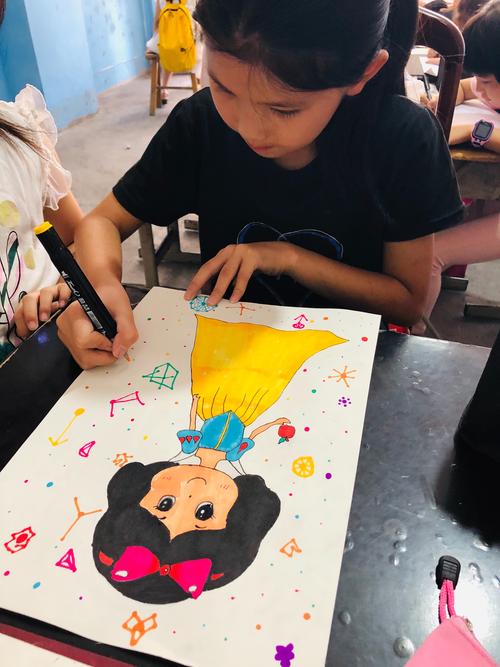 7岁女孩画画 7岁女孩画画图片